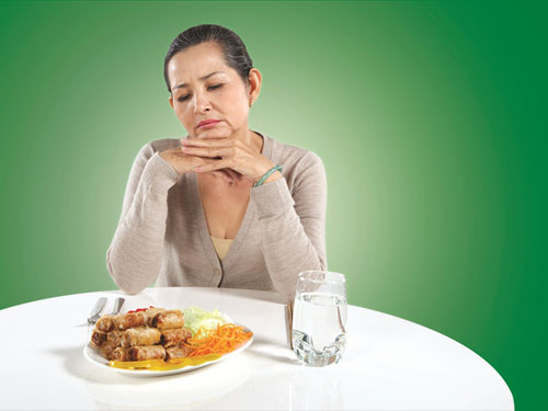 Khi bạn đang bị chán ăn, đừng ngồi ăn một mình mà hãy rủ bạn bè hoặc người thân cùng ăn để tạo cảm giác vui vẻ, thoải mái, kích thích vị giác hơn.
