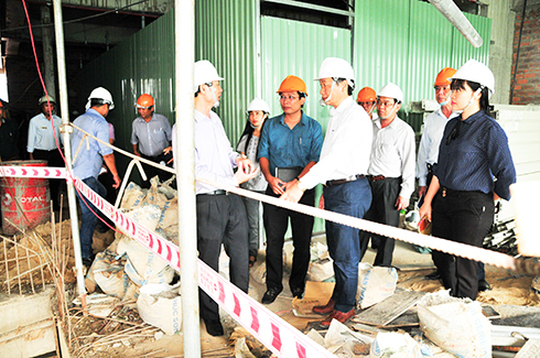 Các cơ quan chức năng kiểm tra lăng quăng tại một công trình xây dựng trên địa bàn TP. Nha Trang