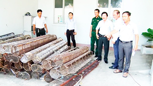 Lực lượng chức năng thu giữ các lồng cào sò tại TP. Cam Ranh
