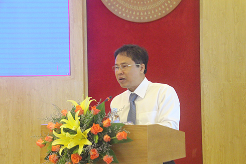 Ông Trần Hòa Nam – Giám đốc Sở Kế hoạch và Đầu tư trình bày một số nội dung được UBND tỉnh trình tại phiên họp