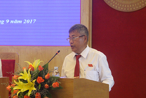 Ông Nguyễn Ngô – Trưởng Ban Kinh tế - Ngân sách HĐND tỉnh trinhg bày báo cáo thẩm tra các nội dung UBND tỉnh trình