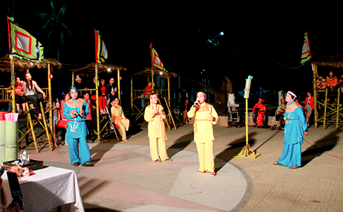 Hội bài chòi dân gian do Trung tâm Văn hóa tỉnh tổ chức  ở công viên bờ biển TP. Nha Trang