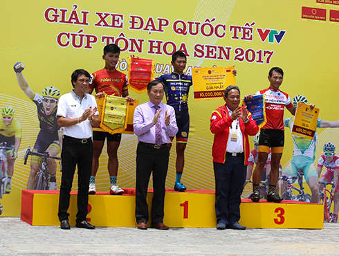 Ban tổ chức trao giải cho các tay đua xuất sắc về đích đầu tiên chặng 11