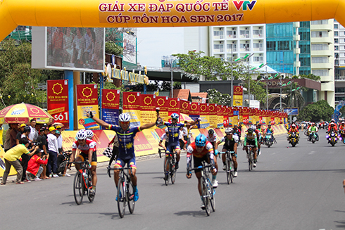 Các tay đua tranh tài ở vạch đích tại Quảng trường 2-4 Nha Trang