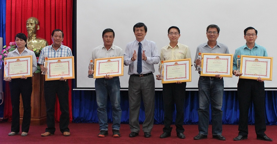 Đồng chí Trần Sơn Hải trao bằng khen của Bộ Tài chính cho các tổ chức, cá nhân 