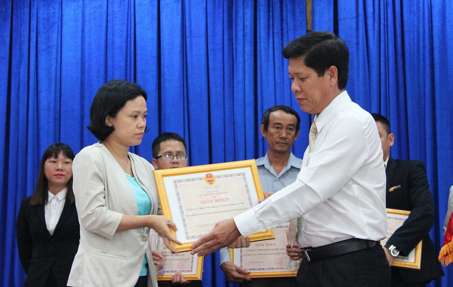 Ông Lương Văn Ngà - Cục trưởng Cục Thuế tỉnh trao giấy khen cho các tổ chức, cá nhân 