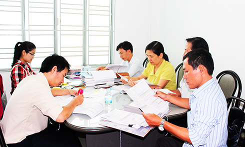 Cán bộ Chi cục Thống kê TP. Nha Trang rà soát phiếu điều tra của các hộ kinh doanh cá thể