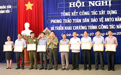 Đại tá Nguyễn Khắc Cường - Giám đốc Công an tỉnh trao bằng khen cho các đơn vị  có thành tích trong phong trào Toàn dân bảo vệ an ninh Tổ quốc