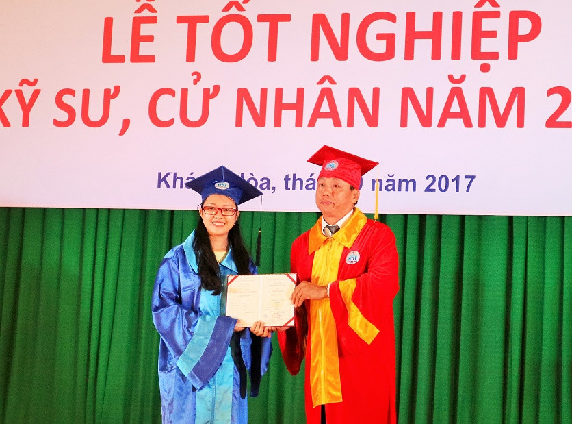 Sinh viên nhận bằng tốt nghiệp. 