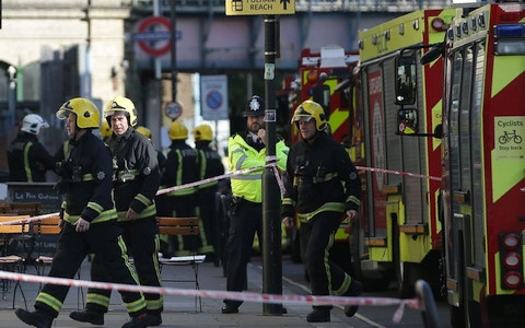 Hiện trường vụ đánh bom ga tàu điện ngầm ở London. Ảnh: Reuters
