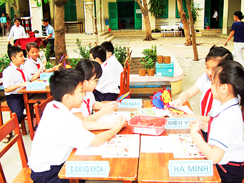 Học sinh Trường Tiểu học Lộc Thọ trong một tiết ngoại khóa