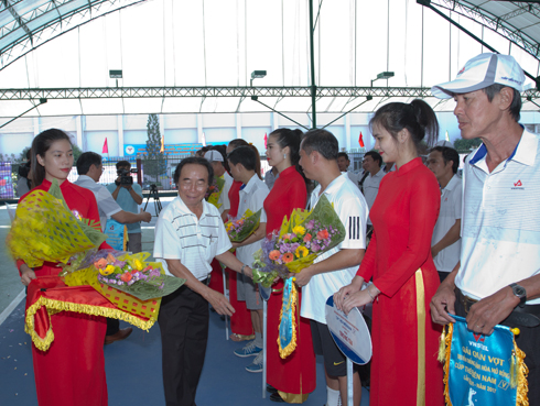 Ban tổ chức tặng hoa cho các đội tham gia giải đấu.