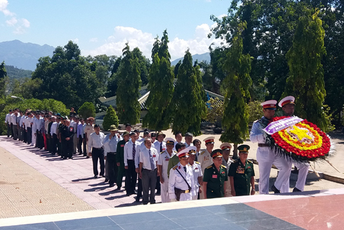 Đoàn Thường trực Hội CCB tỉnh và Đoàn đại biểu Hội CCB Khối 487 đặt vòng hoa tại nghĩa trang.