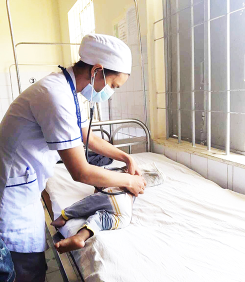 Điều trị ca bệnh tay chân miệng ở Bệnh viện Đa khoa huyện Khánh Sơn