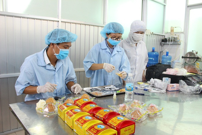 Đoàn kiểm tra lấy mẫu bánh Trung thu làm test nhanh các chỉ tiêu hóa học và vi sinh