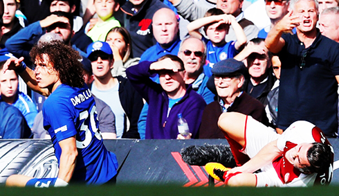 Tấm thẻ đỏ của David Luiz đã khiến cho Chelsea rất khó khăn trong những phút cuối trận