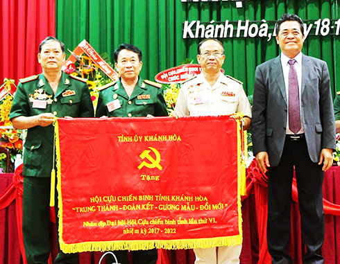 Đồng chí Lê Thanh Quang tặng bức trướng cho Hội Cựu chiến binh tỉnh
