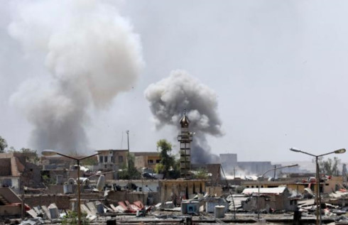 Khói bốc lên sau một vụ giao tranh ở Iraq. Ảnh minh họa: Reuters.