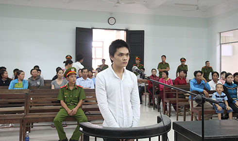 Bị cáo Nguyễn Hoàng Phi tại tòa.