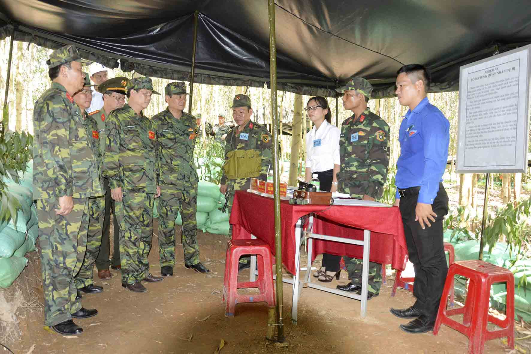 Đồng chí Nguyễn Tấn Tuân và các đồng chí trong Ban chỉ đạo diễn tập tỉnh kiểm tra trạm tiếp nhận quân nhân dự bị.