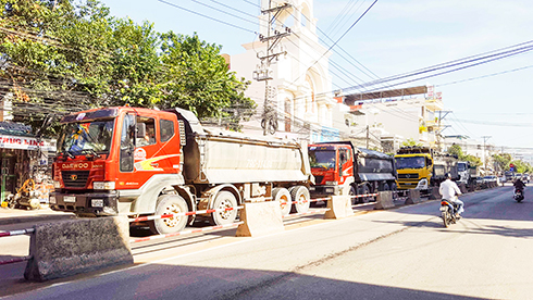 Xe ben xếp hàng dài lưu thông trên đường Lê Hồng Phong