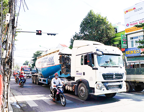 Một chiếc xe bồn trộn bê tông xi măng thương phẩm lưu thông trên đường Lê Hồng Phong