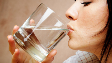 Uống nước ngay sau khi thức dậy có vai trò quan trọng trong việc phòng ngừa sỏi thận và nhiễm trùng bàng quang. Ảnh minh hoạ.