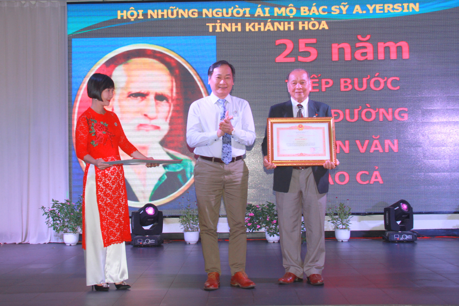 Đồng chí Nguyễn Đắc Tài trao bằng khen của thủ tướng chính phủ cho ông Lê Thanh Xuân
