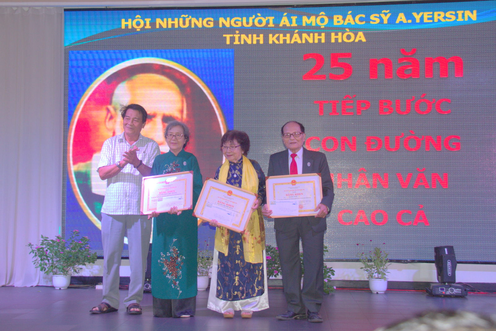 Đồng chí Nguyễn Văn Chi- nguyên  Chủ tịch UBND tỉnh trao bằng khen của chủ tịch UBND tỉnh cho các tập thể, jcá nhân đã có nhiều đóng góp trong công tác từ thiện, xã hội