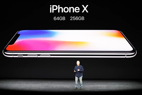Phó Chủ tịch Apple Phil Schiller đang giới thiệu chiếc Apple X