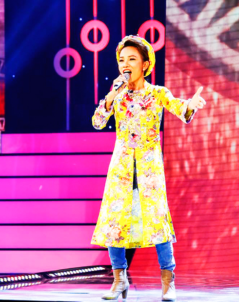 Ca sĩ Thái Hòa thi diễn Tiếng hát mãi xanh 2017