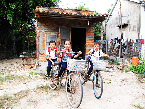 3 chị em My, Thái, Hiếu tự đưa nhau đến trường