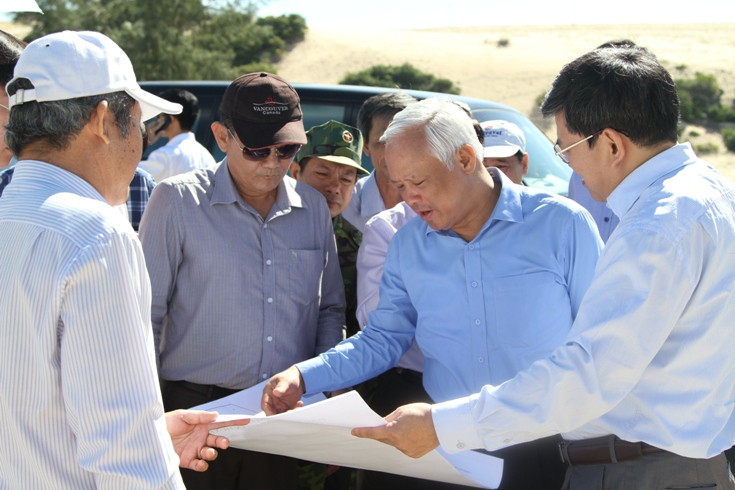 Phó Chủ tịch Quốc hội Uông Chu Lưu (thứ 2 từ phải qua) xem bản đồ quy hoạch tại thôn Đầm Môn, xã Vạn Thạnh