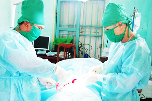 Các y, bác sĩ Bệnh xá đảo Sơn Ca đang mổ cấp cứu cho bệnh nhân Nguyễn Quang Hoạt