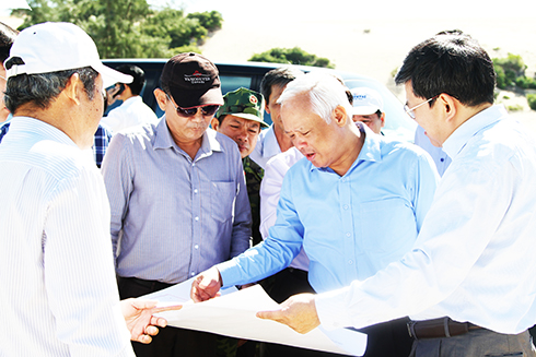 Đồng chí Uông Chu Lưu (thứ 2 từ phải qua) khảo sát thực địa khu vực dự kiến xây dựng Đơn vị hành chính - kinh tế đặc biệt Bắc Vân Phong