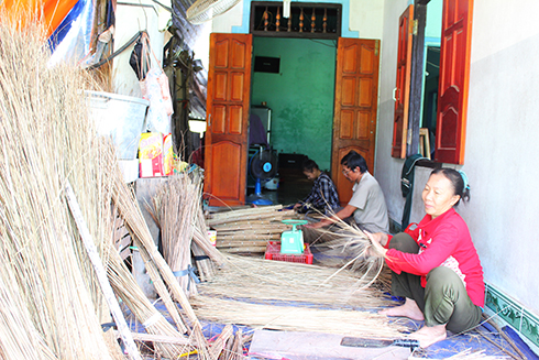 Sản xuất chổi cọng dừa đem lại thu nhập ổn định cho các thành viên Tổ hợp tác sản xuất chổi cọng dừa xã Cam Thịnh Đông