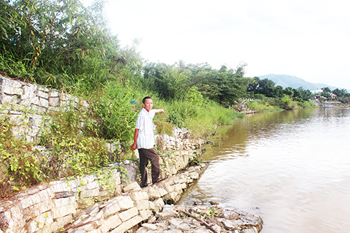 Hàng loạt bờ kè sông Cái tại thôn Phú Vinh, xã Vĩnh Thạnh bị sạt lở do khai thác cát trái phép