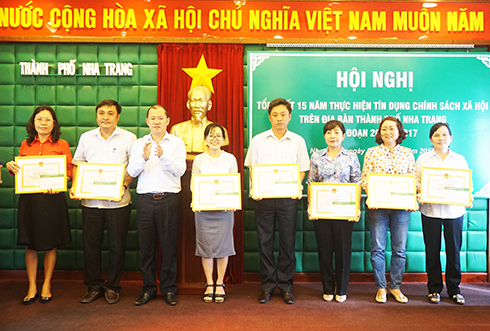 Lãnh đạo TP. Nha Trang trao giấy khen cho các cá nhân