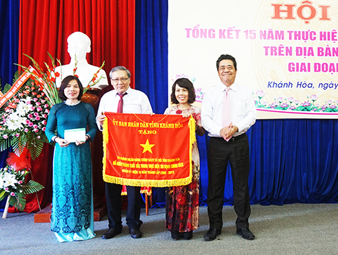 Đồng chí Lê Thanh Quang trao cờ thi đua cho Ngân hàng Chính sách xã hội tỉnh