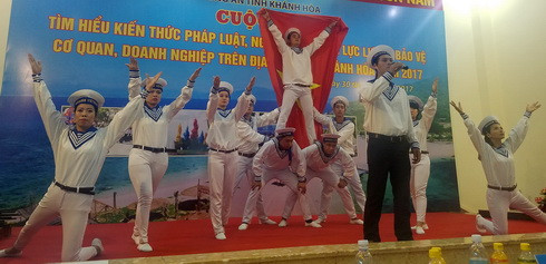 Đội Công ty Cổ phần Dệt may Nha Trang với tiết mục hát, múa Lính đảo Trường Sa đã đạt giải phụ xuất sắc nhất.