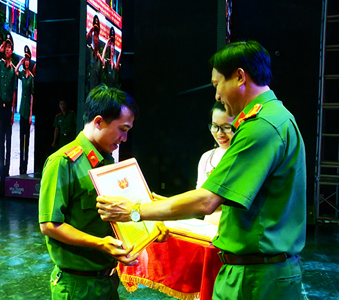 Thượng tá Nguyễn Hồng Kỳ trao giải cho đội xuất sắc