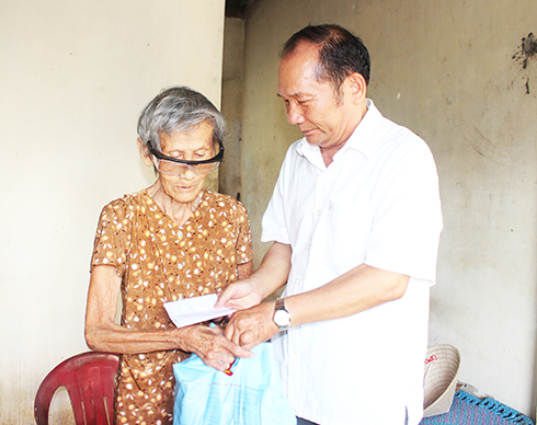 Ban đại diện Hội Người cao tuổi tỉnh đến thăm, tặng quà  cho người cao tuổi