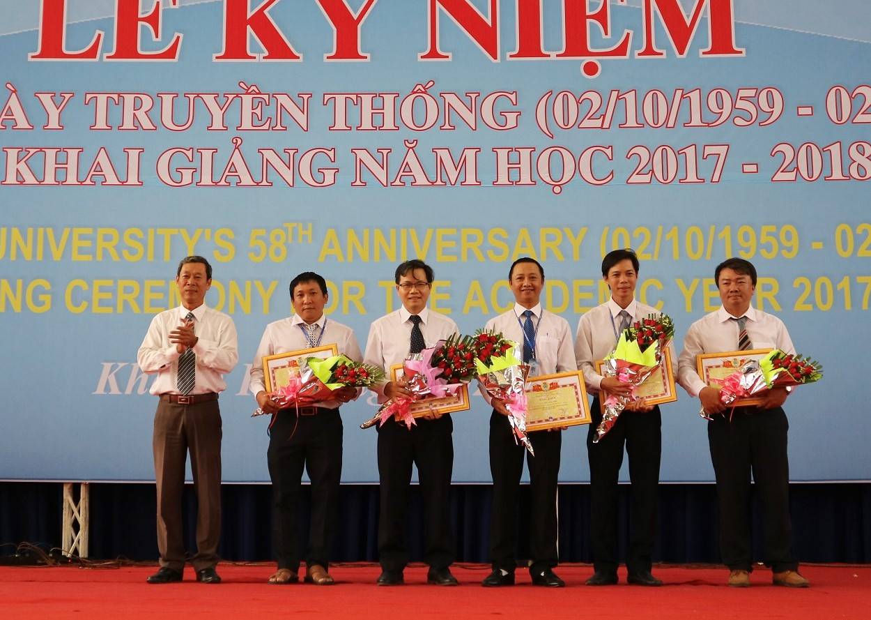 Các tập thể, cá nhân nhà trường nhận bằng khen của Công đoàn Giáo dục Việt Nam.