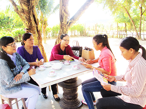 Chị Vinh (thứ 3 từ trái sang) tuyên truyền  về Luật Hôn nhân và gia đình cho thanh niên trong thôn