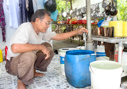 Nhiều hộ ở thôn Phước Lợi vẫn chưa có nước sạch nên phải dùng nước suối, vừa thiếu, vừa không đảm bảo vệ sinh.