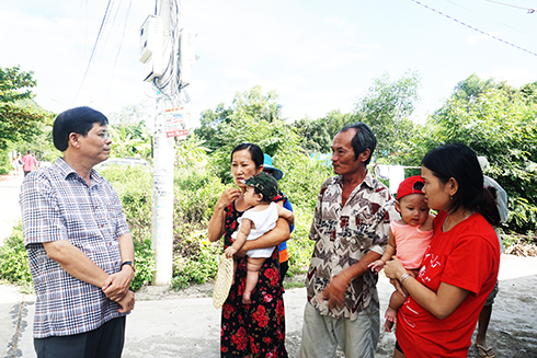 Đồng chí Nguyễn Tấn Tuân trò chuyện với người dân thôn Liên Thành