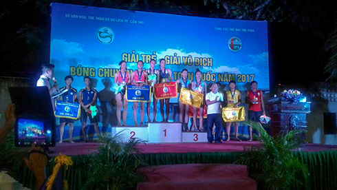 Ban tổ chức trao cúp cho các vận động viên tại giải (ảnh Nguyễn Cao Đông)