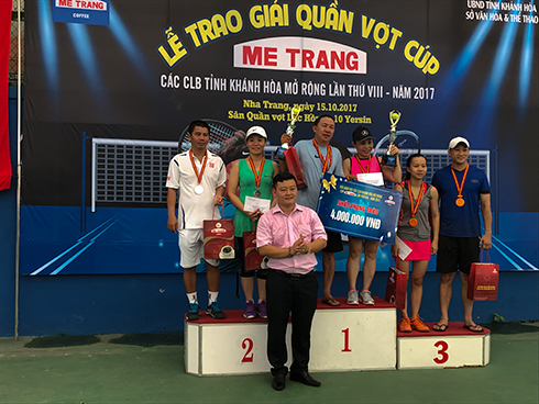 Ban tổ chức trao giải cho các tay vợt xuất sắc.