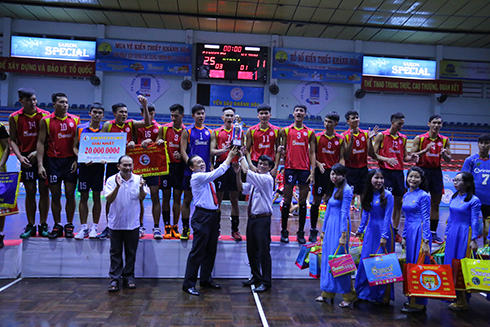 Ban tổ chức trao cúp và giải thưởng cho đội Sanest Khánh Hòa đoạt chức vô địch.