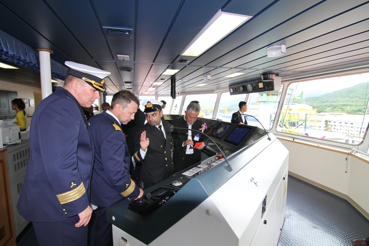 Các thủy thủ thăm quan tàu mới đóng